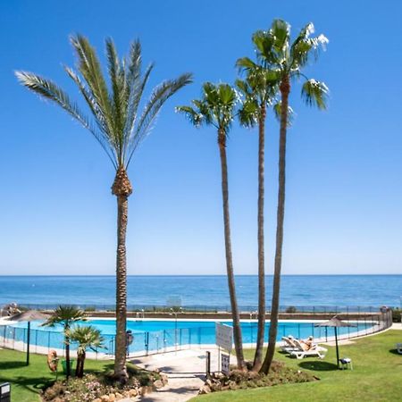 Beach-Line Apartment With 3 Bedrooms In Estepona Bagian luar foto