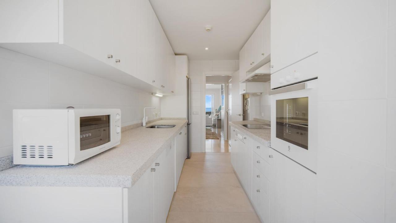 Beach-Line Apartment With 3 Bedrooms In Estepona Bagian luar foto