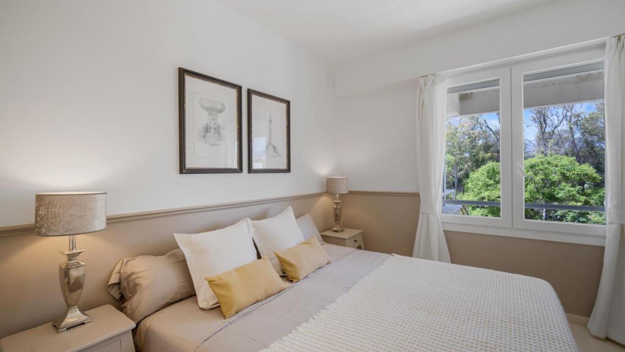 Beach-Line Apartment With 3 Bedrooms In Estepona Bagian luar foto