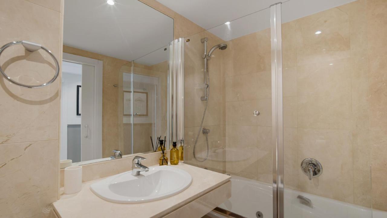 Beach-Line Apartment With 3 Bedrooms In Estepona Bagian luar foto