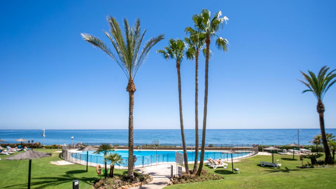 Beach-Line Apartment With 3 Bedrooms In Estepona Bagian luar foto