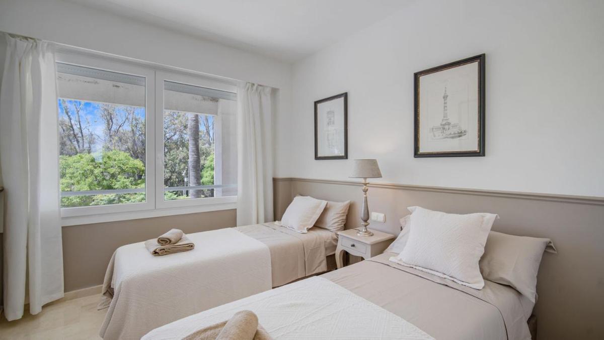Beach-Line Apartment With 3 Bedrooms In Estepona Bagian luar foto
